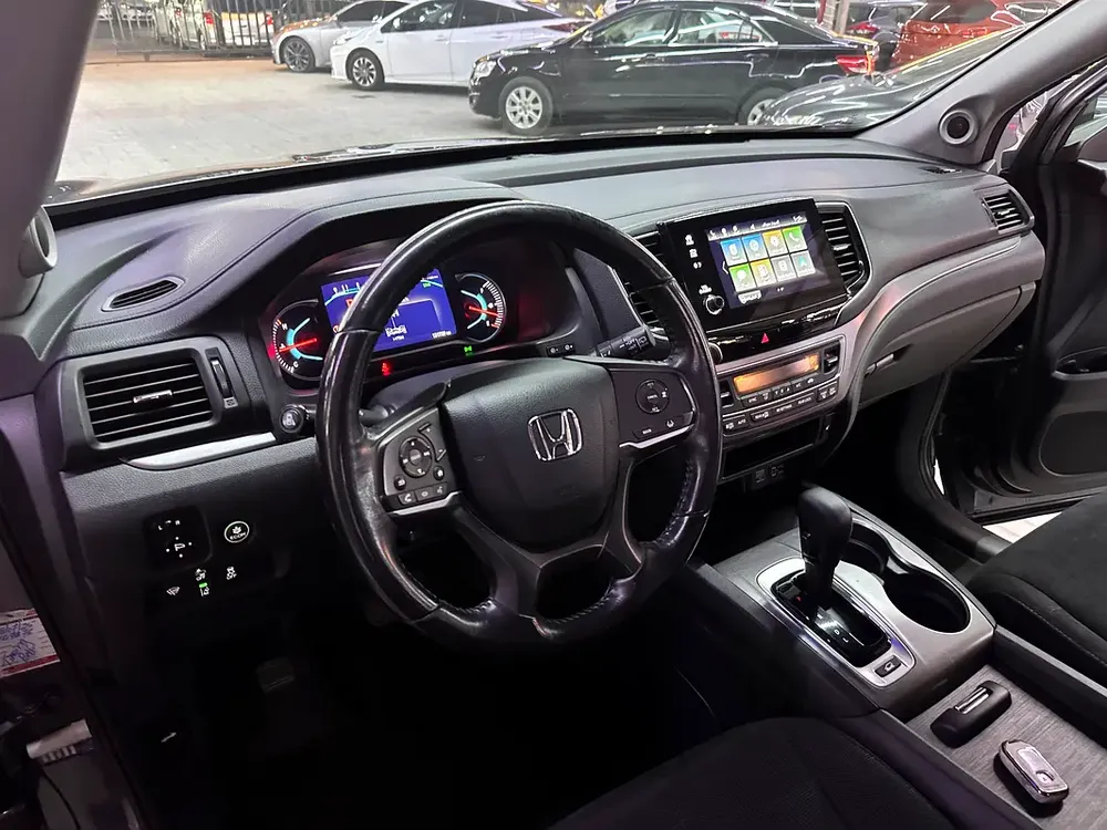 Honda pilot 2019 AWD imported full option first owner super clean car - Image 7