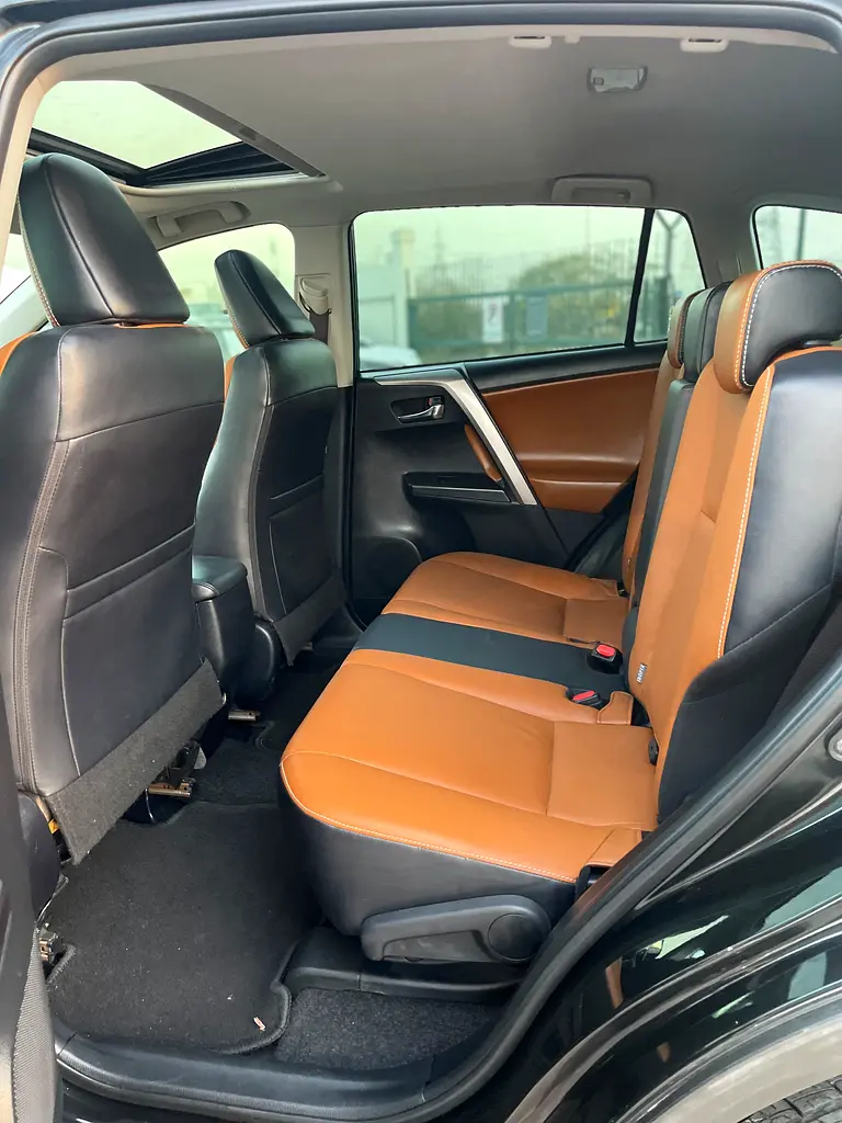 TOYOTA RAV4 2018 VXR 2.5 V4 FULL OPTION GCC SPECS - Image 12
