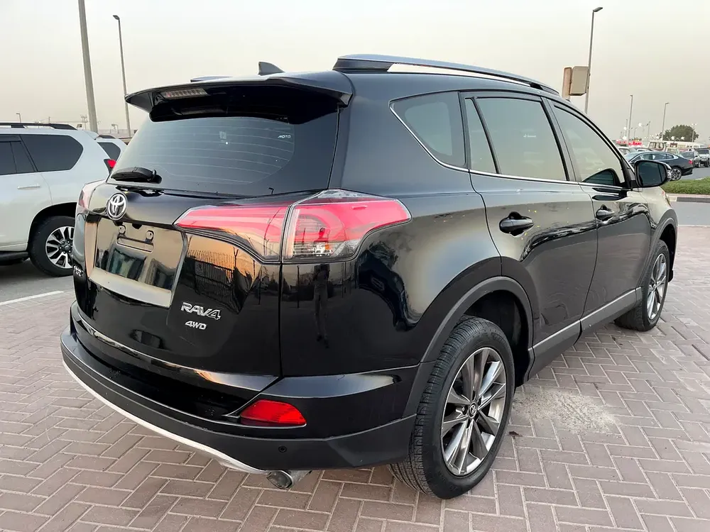 TOYOTA RAV4 2018 VXR 2.5 V4 FULL OPTION GCC SPECS - Image 4
