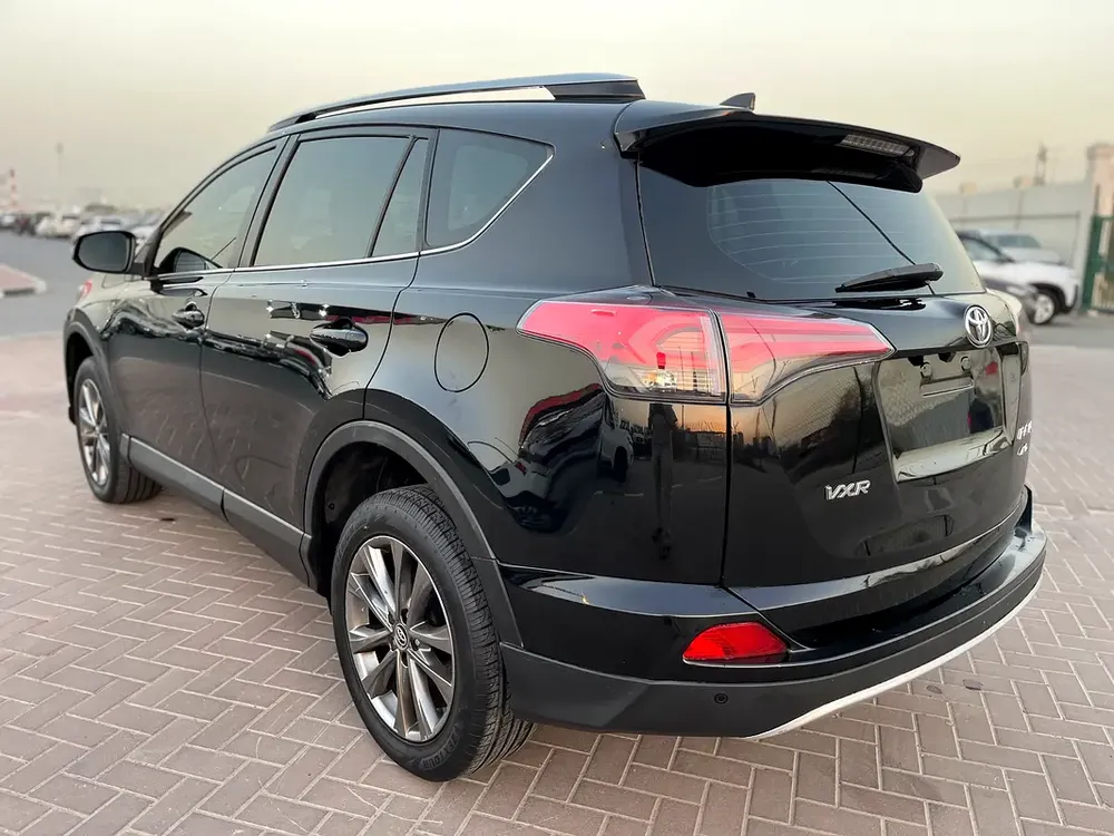 TOYOTA RAV4 2018 VXR 2.5 V4 FULL OPTION GCC SPECS - Image 5