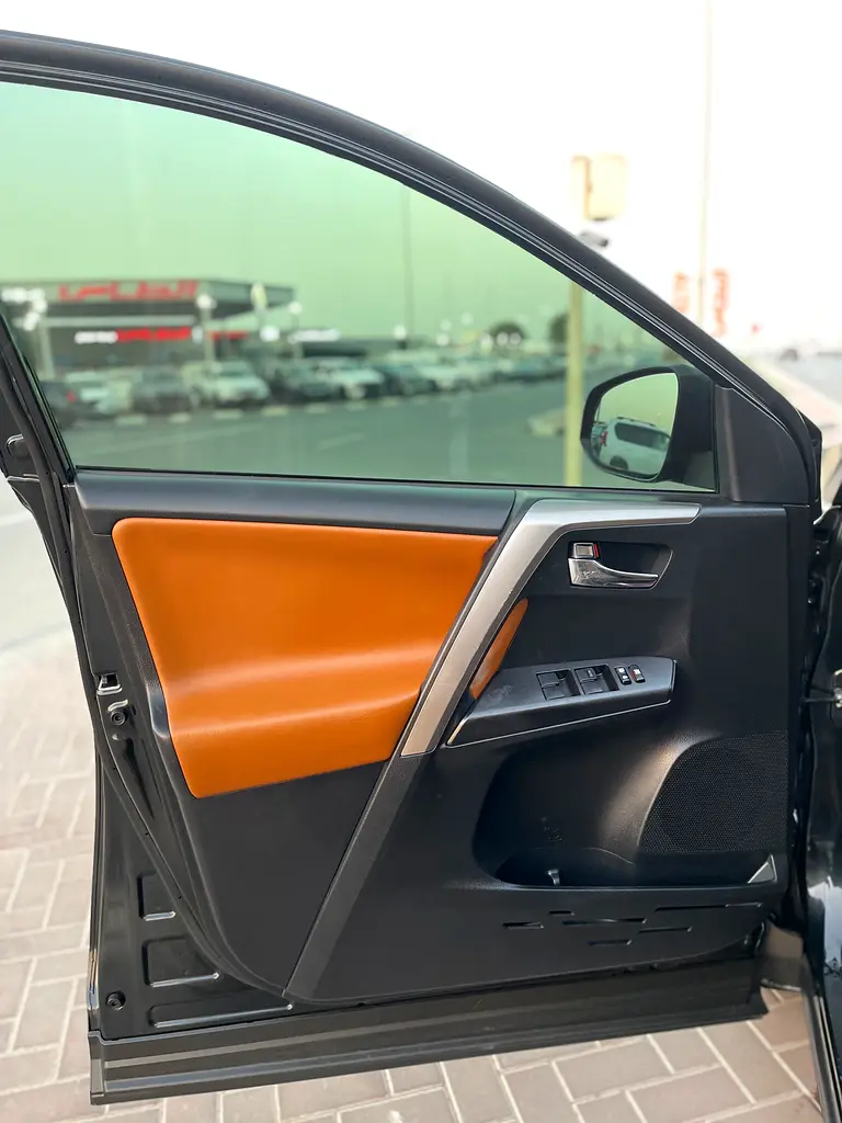TOYOTA RAV4 2018 VXR 2.5 V4 FULL OPTION GCC SPECS - Image 9