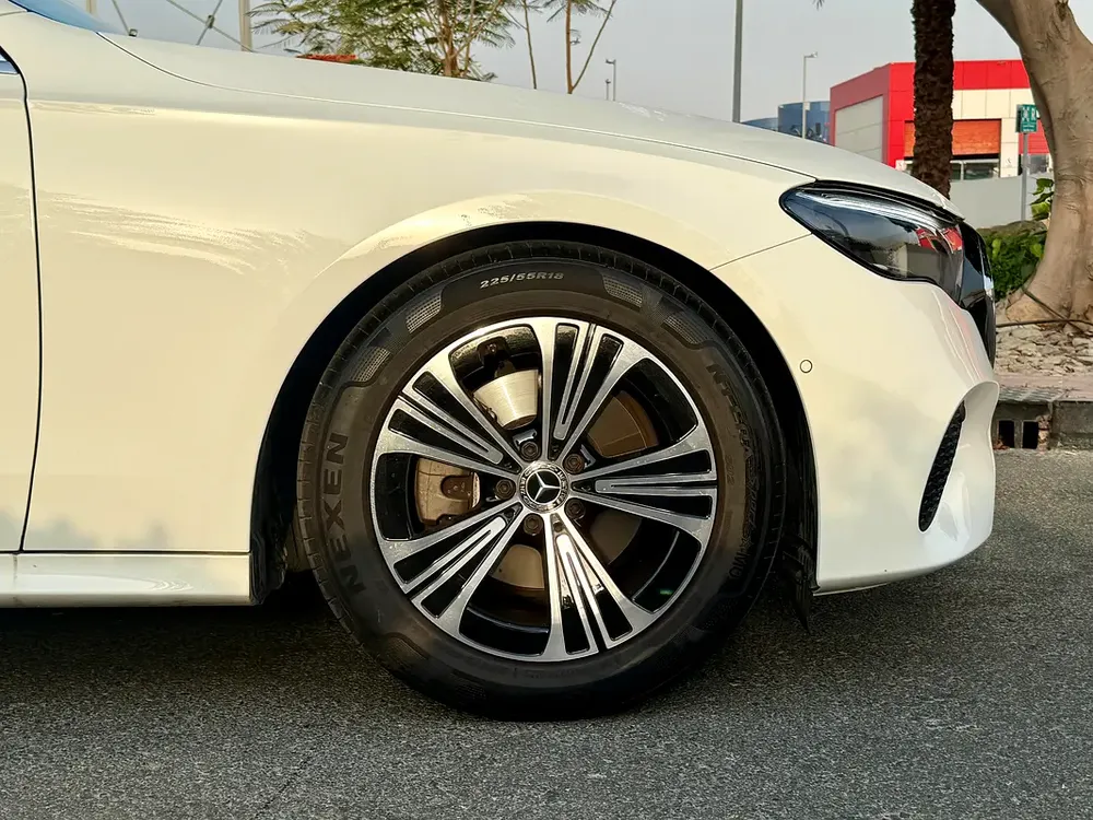 MERCEDES E200 AMG II 2024 II FULL LOADED - Image 8