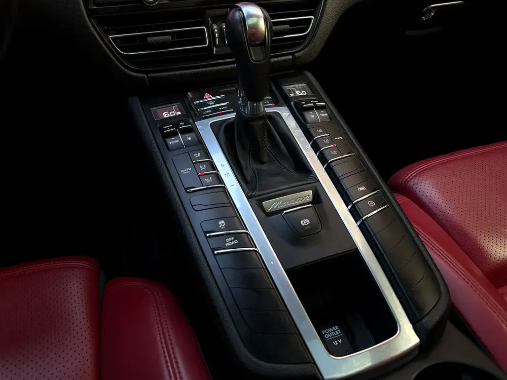 GCC SPECS PORSCHE MACAN UNDER WARRANTY LIKW NEW - Image 9