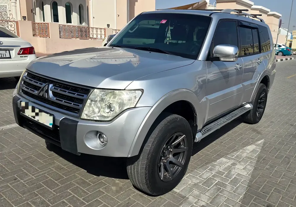 Mitsubishi Pajero GLS 2010, GCC Specs - Image 4