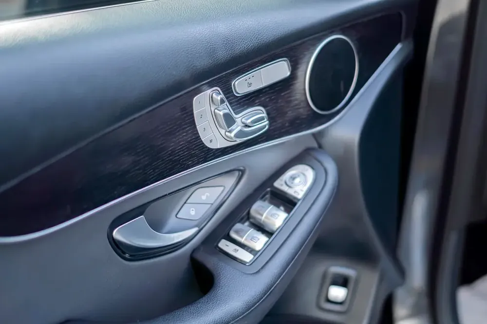 MERCEDES-GLC300 2021 - Image 11