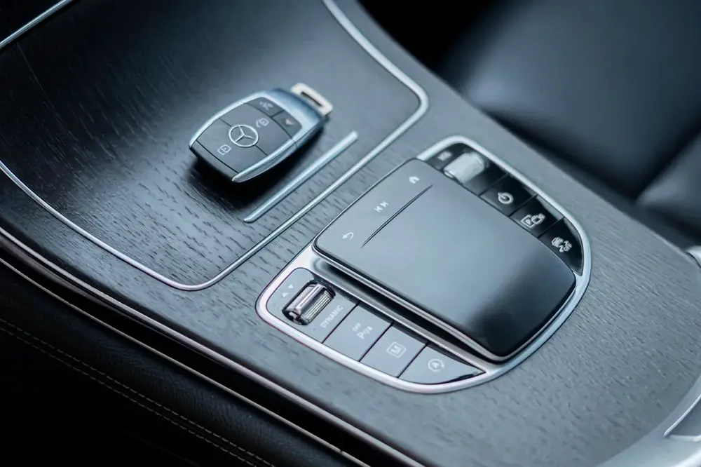 MERCEDES-GLC300 2021 - Image 13