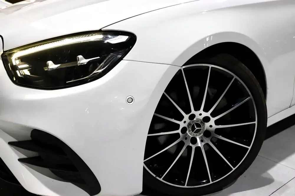 Mercedes-Benz E 300 2023, GCC Specs, Like New - Image 4