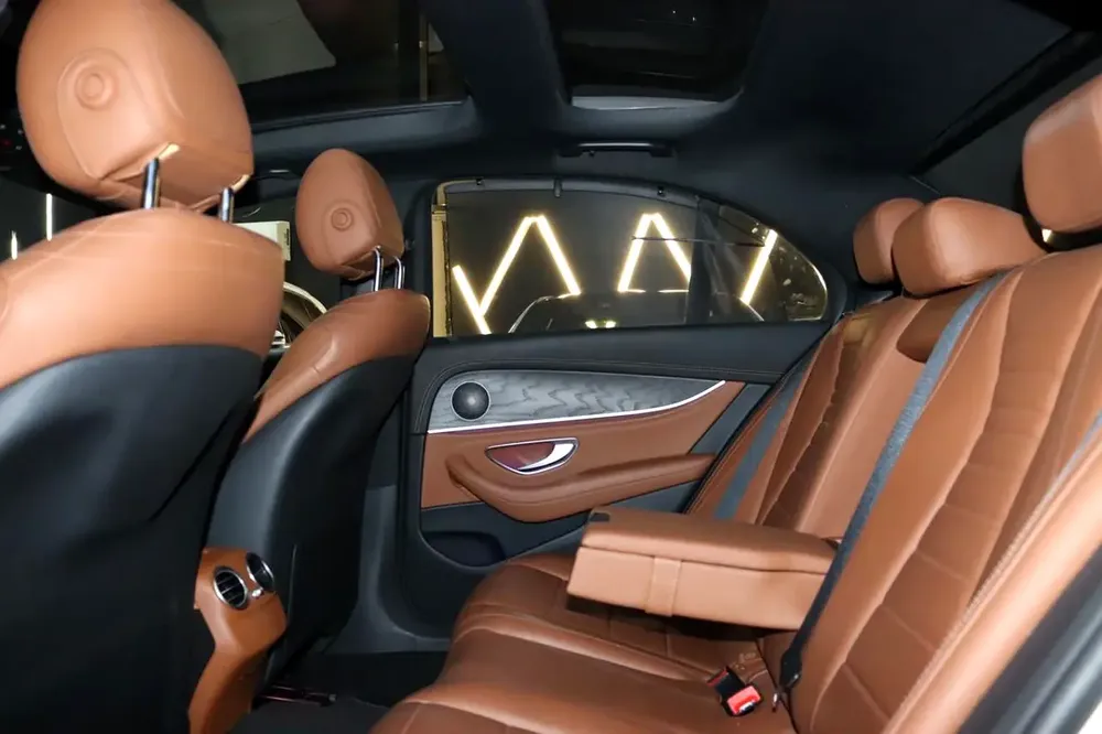 Mercedes-Benz E 300 2023, GCC Specs, Like New - Image 8