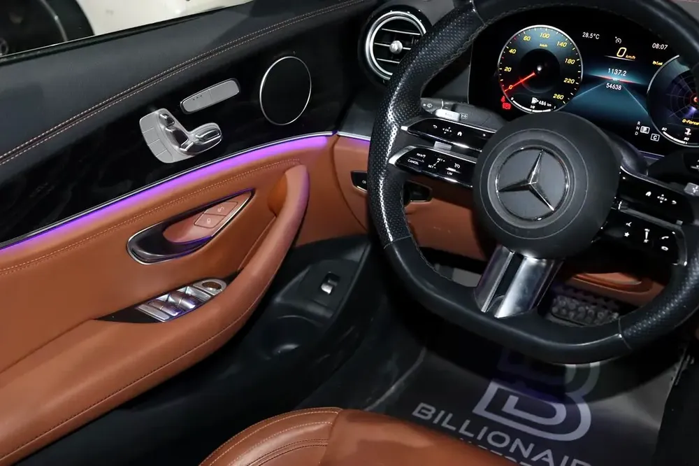 Mercedes-Benz E 300 2023, GCC Specs, Like New - Image 9