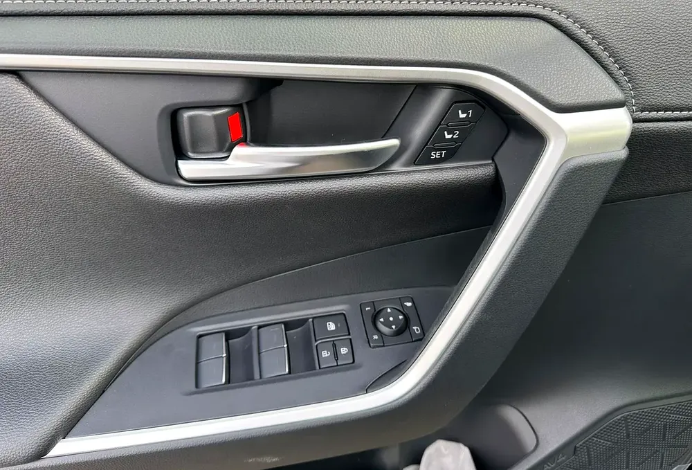 Toyota RAV4 Platinum 2.5L 2025 Hybrid GCC Black (Export Only) - Image 6