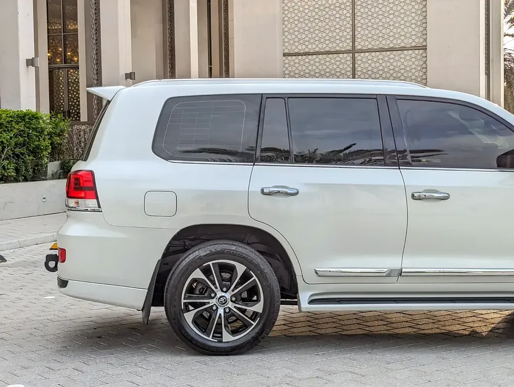 TOYOTA LAND CRUISER 2020 GXR GRAND TOURING V8 FULL OPTION GCC IN EXCELLENT CONDITION - Image 11