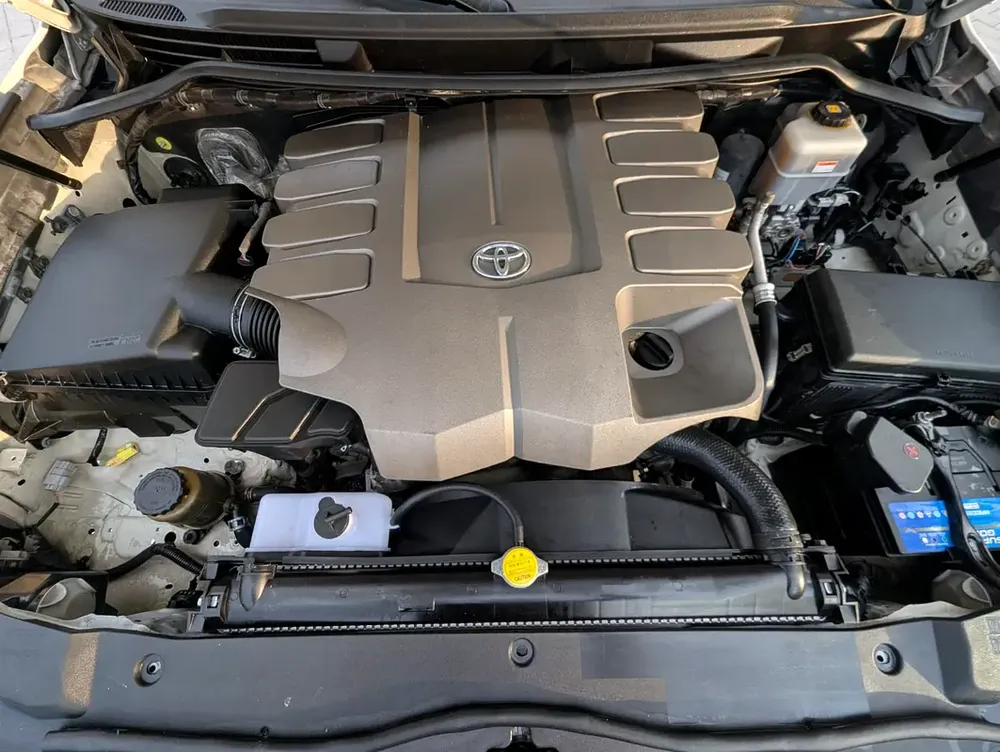 TOYOTA LAND CRUISER 2020 GXR GRAND TOURING V8 FULL OPTION GCC IN EXCELLENT CONDITION - Image 12