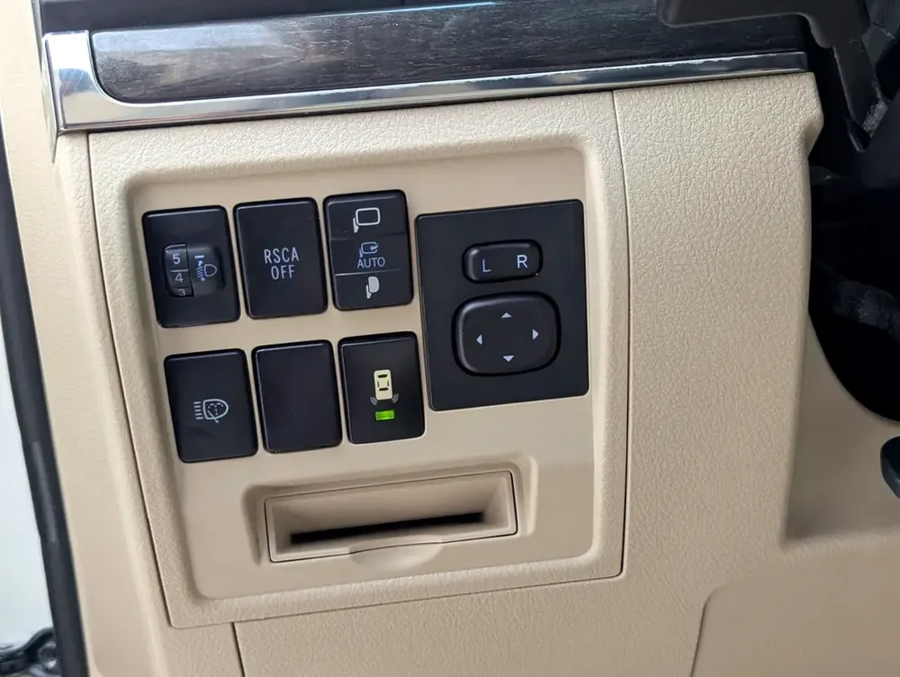 TOYOTA LAND CRUISER 2020 GXR GRAND TOURING V8 FULL OPTION GCC IN EXCELLENT CONDITION - Image 13