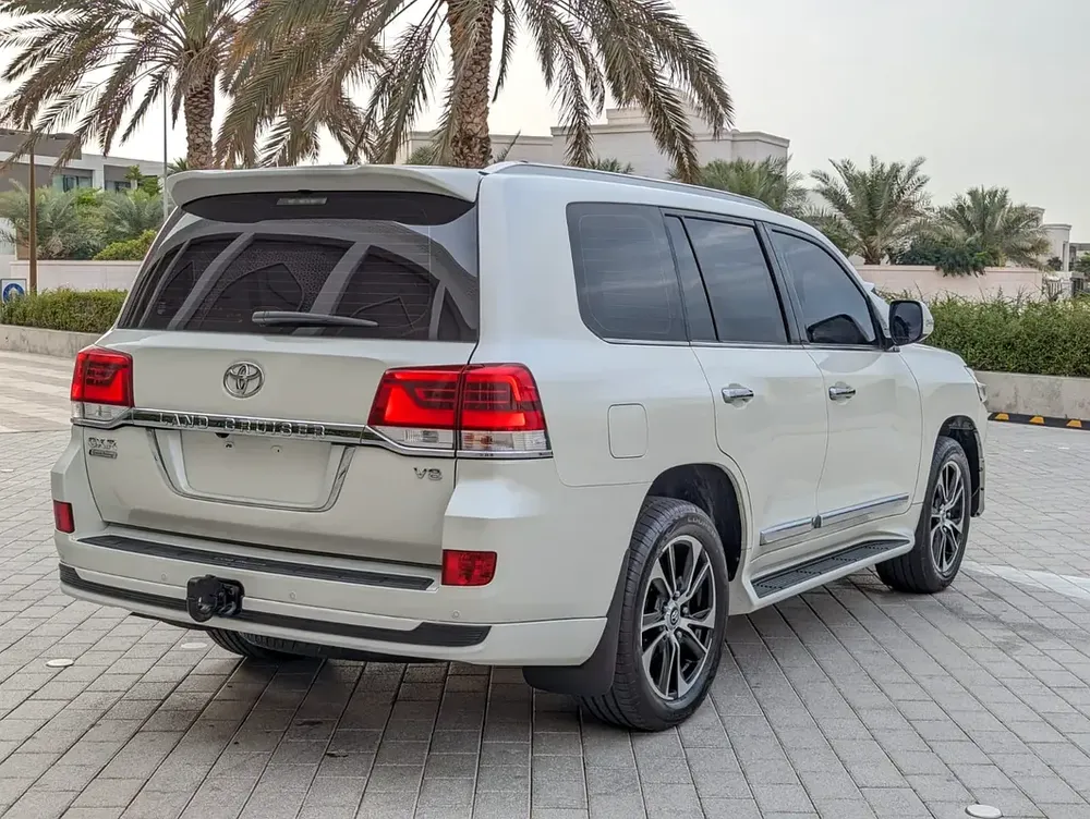 TOYOTA LAND CRUISER 2020 GXR GRAND TOURING V8 FULL OPTION GCC IN EXCELLENT CONDITION - Image 15