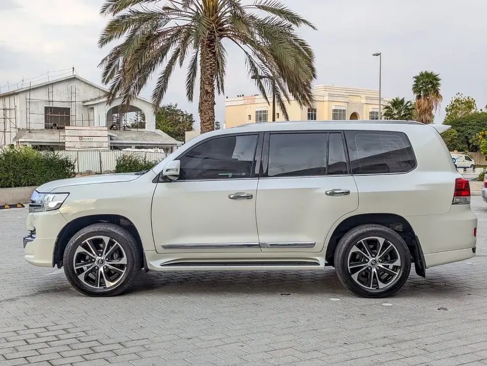 TOYOTA LAND CRUISER 2020 GXR GRAND TOURING V8 FULL OPTION GCC IN EXCELLENT CONDITION - Image 16