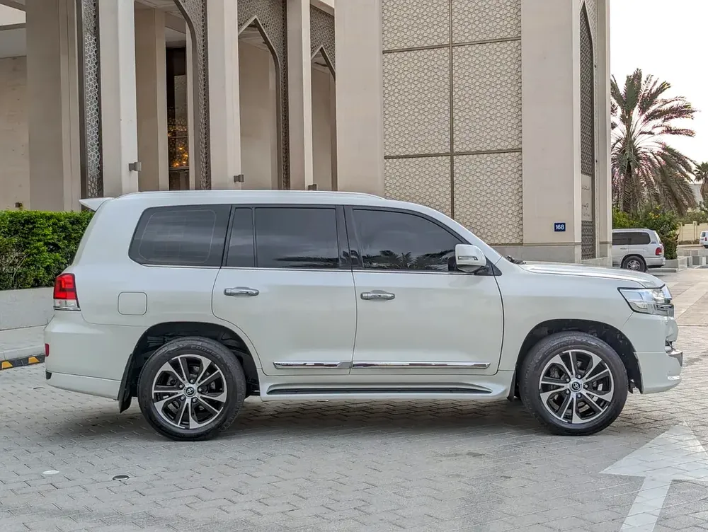 TOYOTA LAND CRUISER 2020 GXR GRAND TOURING V8 FULL OPTION GCC IN EXCELLENT CONDITION - Image 17