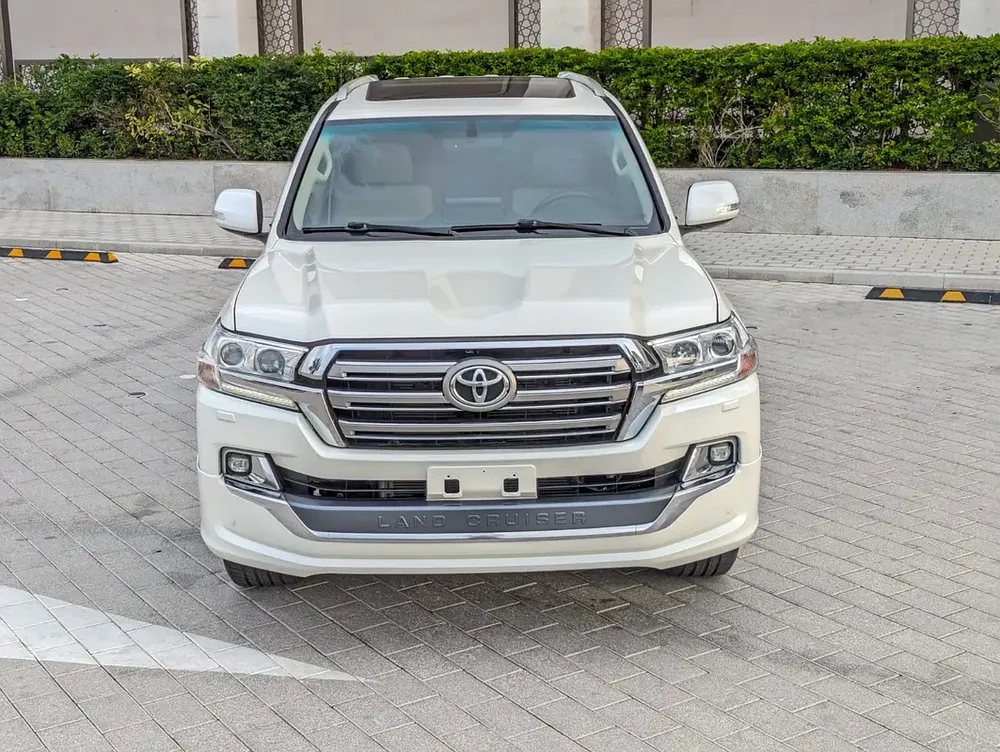 TOYOTA LAND CRUISER 2020 GXR GRAND TOURING V8 FULL OPTION GCC IN EXCELLENT CONDITION - Image 19