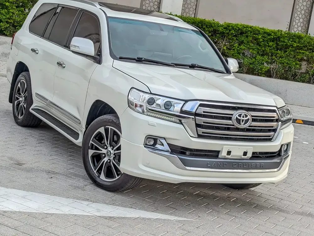 TOYOTA LAND CRUISER 2020 GXR GRAND TOURING V8 FULL OPTION GCC IN EXCELLENT CONDITION - Image 20