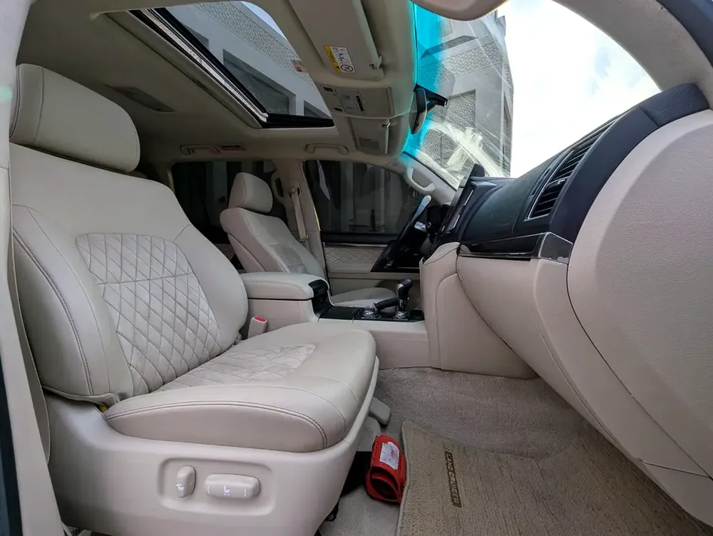TOYOTA LAND CRUISER 2020 GXR GRAND TOURING V8 FULL OPTION GCC IN EXCELLENT CONDITION - Image 4