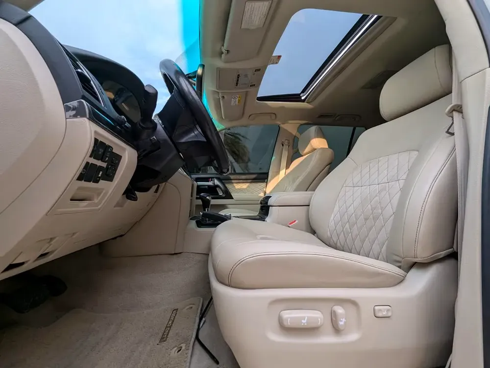 TOYOTA LAND CRUISER 2020 GXR GRAND TOURING V8 FULL OPTION GCC IN EXCELLENT CONDITION - Image 5