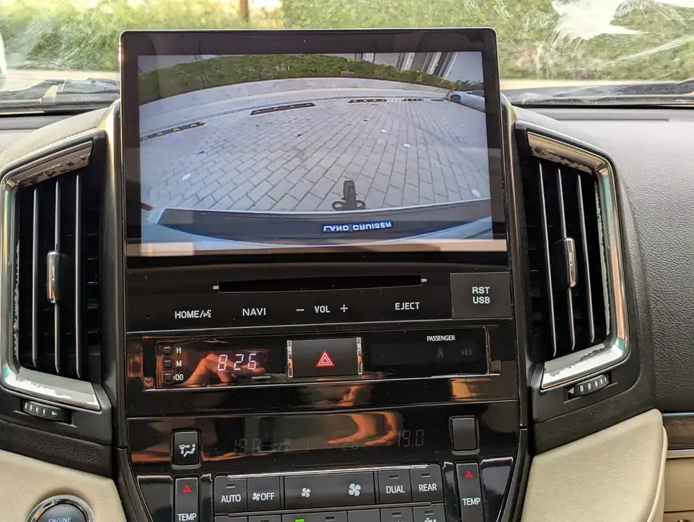TOYOTA LAND CRUISER 2020 GXR GRAND TOURING V8 FULL OPTION GCC IN EXCELLENT CONDITION - Image 6
