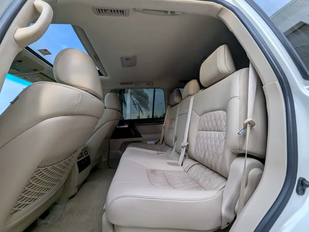 TOYOTA LAND CRUISER 2020 GXR GRAND TOURING V8 FULL OPTION GCC IN EXCELLENT CONDITION - Image 8