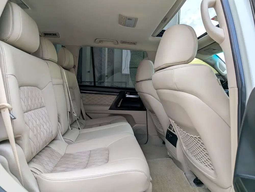 TOYOTA LAND CRUISER 2020 GXR GRAND TOURING V8 FULL OPTION GCC IN EXCELLENT CONDITION - Image 9
