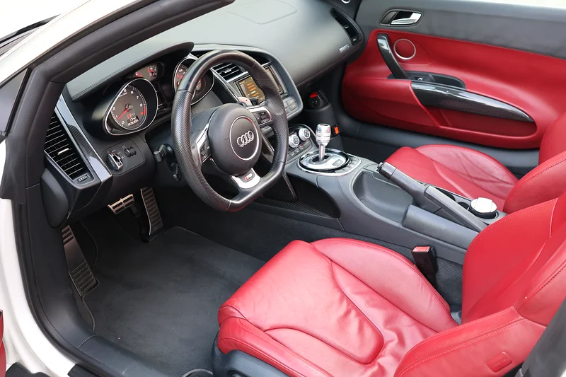 (2016) AUDI- R8 SPYDER -45000KM-GCC SPECS- PERFECT CONDITION - Image 11