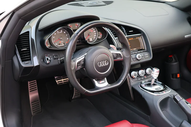 (2016) AUDI- R8 SPYDER -45000KM-GCC SPECS- PERFECT CONDITION - Image 12