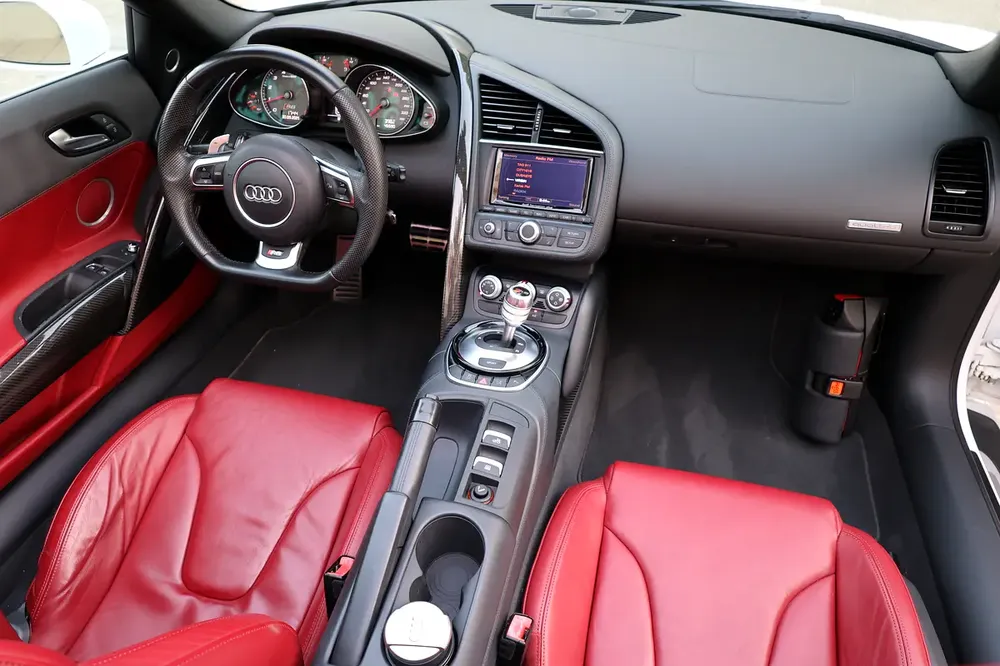 (2016) AUDI- R8 SPYDER -45000KM-GCC SPECS- PERFECT CONDITION - Image 16