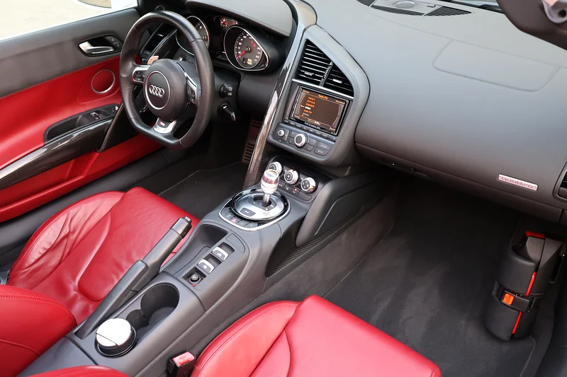 (2016) AUDI- R8 SPYDER -45000KM-GCC SPECS- PERFECT CONDITION - Image 17