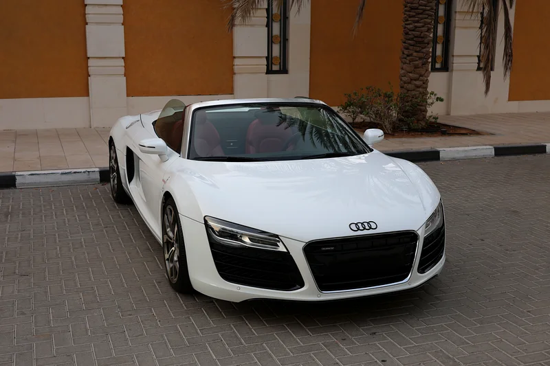 (2016) AUDI- R8 SPYDER -45000KM-GCC SPECS- PERFECT CONDITION - Image 4