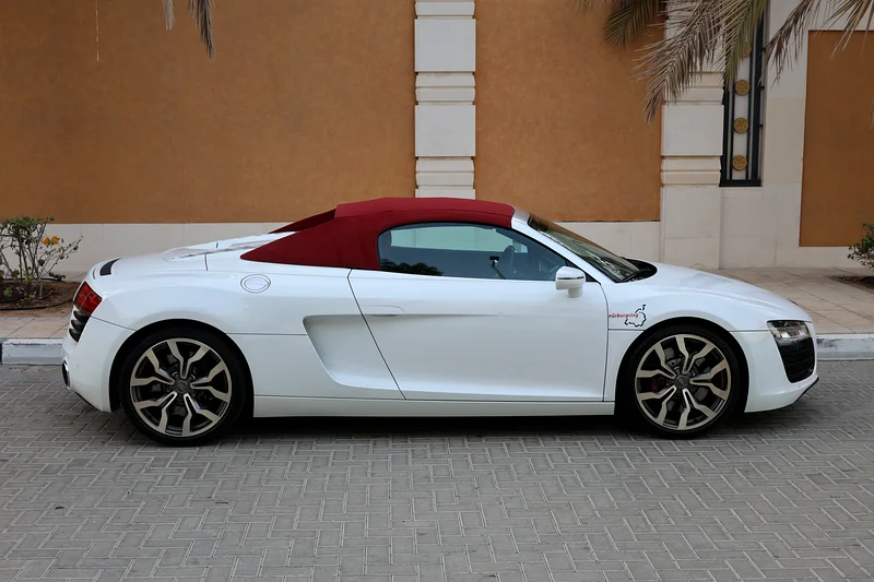 (2016) AUDI- R8 SPYDER -45000KM-GCC SPECS- PERFECT CONDITION - Image 5