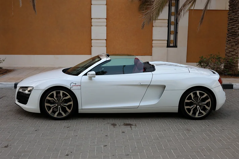(2016) AUDI- R8 SPYDER -45000KM-GCC SPECS- PERFECT CONDITION - Image 6