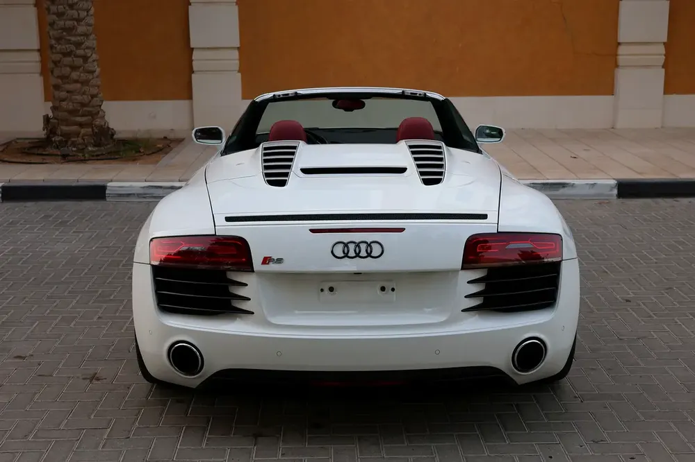 (2016) AUDI- R8 SPYDER -45000KM-GCC SPECS- PERFECT CONDITION - Image 8