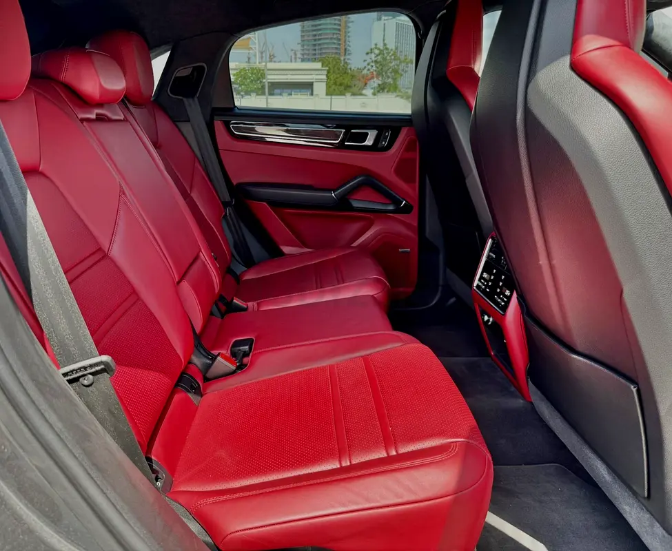 2023 PORSCHE CAYENNE GTS COUPE | TOP SPEC | GCC | FULL SERVICE HISTORY | ORIGINAL PAINT - Image 13