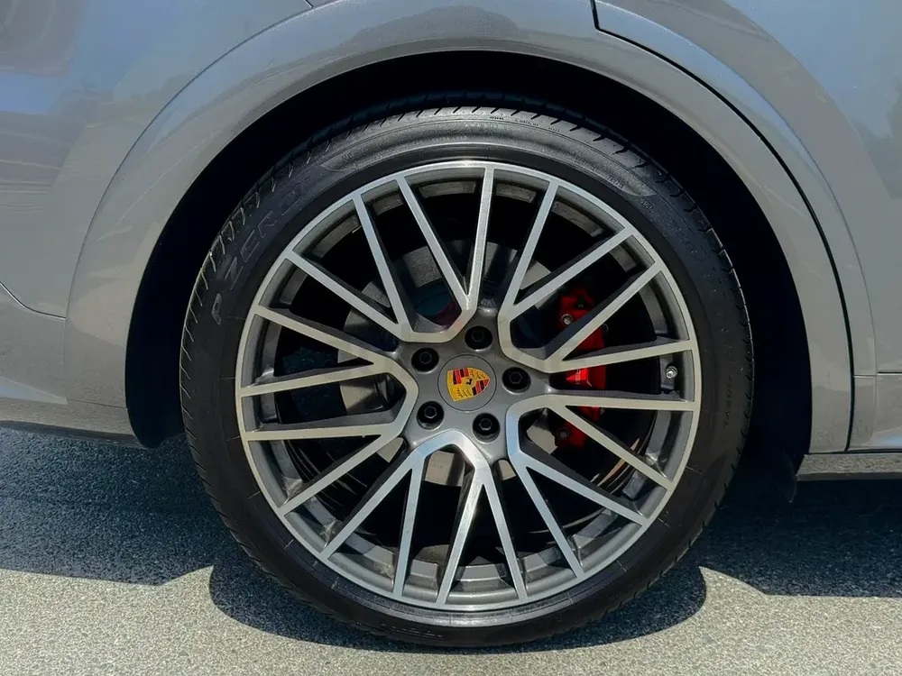 2023 PORSCHE CAYENNE GTS COUPE | TOP SPEC | GCC | FULL SERVICE HISTORY | ORIGINAL PAINT - Image 17