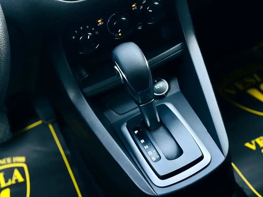 UNLIMITED MILEAGE WARRANTY / SEDAN + BLUETOOTH + USB + POWER LOCKS / IN HOUSE FINANCE - Image 13