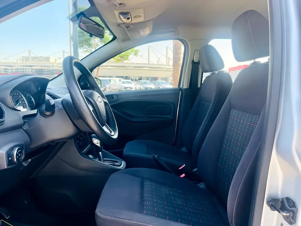 UNLIMITED MILEAGE WARRANTY / SEDAN + BLUETOOTH + USB + POWER LOCKS / IN HOUSE FINANCE - Image 15