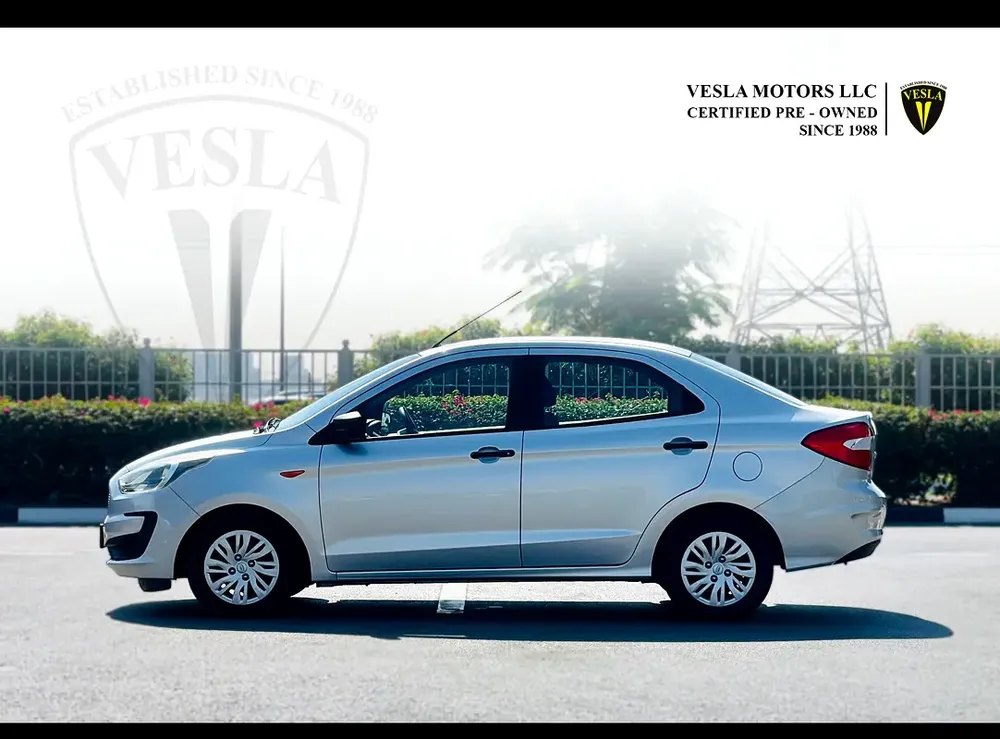 UNLIMITED MILEAGE WARRANTY / SEDAN + BLUETOOTH + USB + POWER LOCKS / IN HOUSE FINANCE - Image 4