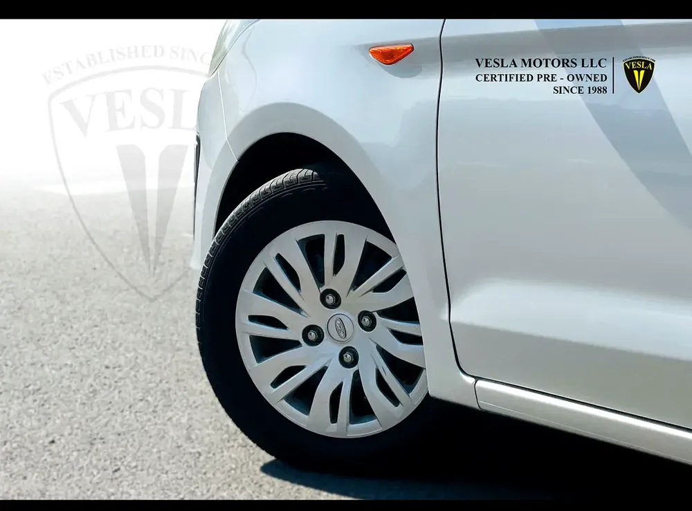 UNLIMITED MILEAGE WARRANTY / SEDAN + BLUETOOTH + USB + POWER LOCKS / IN HOUSE FINANCE - Image 6