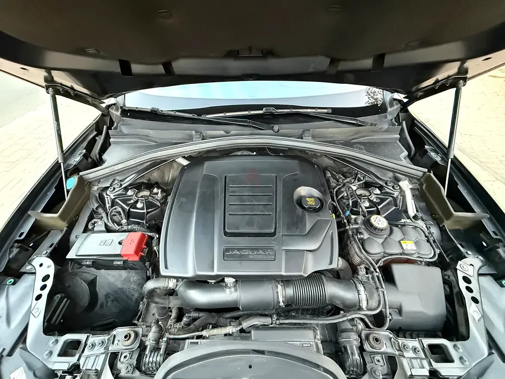 Jaguar F-Pace 2018 25T GCC Specs, Very Low Milage, No Accident, No Repaint - Image 18