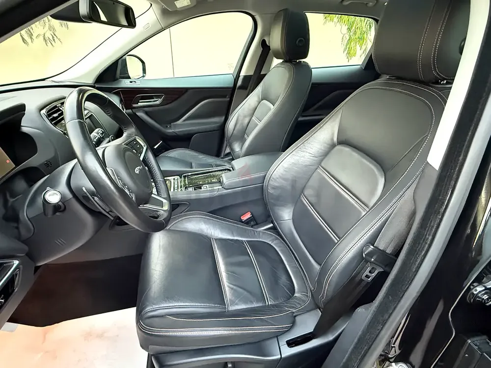 Jaguar F-Pace 2018 25T GCC Specs, Very Low Milage, No Accident, No Repaint - Image 9
