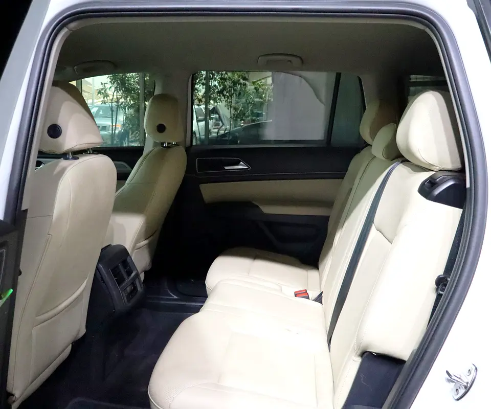 Original Paint . GCC Specs . 3.6L FSI . V6 Engine . Excellent Condition - Image 9
