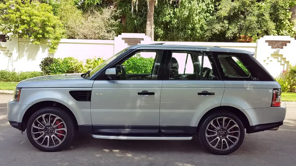 ELITE SLIVER RANGE ROVER SPORT SUPERCHARGE •• FULLY LOADED.••V8 •• GCC •• LOW MILEAGE - Image 12
