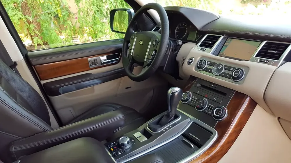 ELITE SLIVER RANGE ROVER SPORT SUPERCHARGE •• FULLY LOADED.••V8 •• GCC •• LOW MILEAGE - Image 13