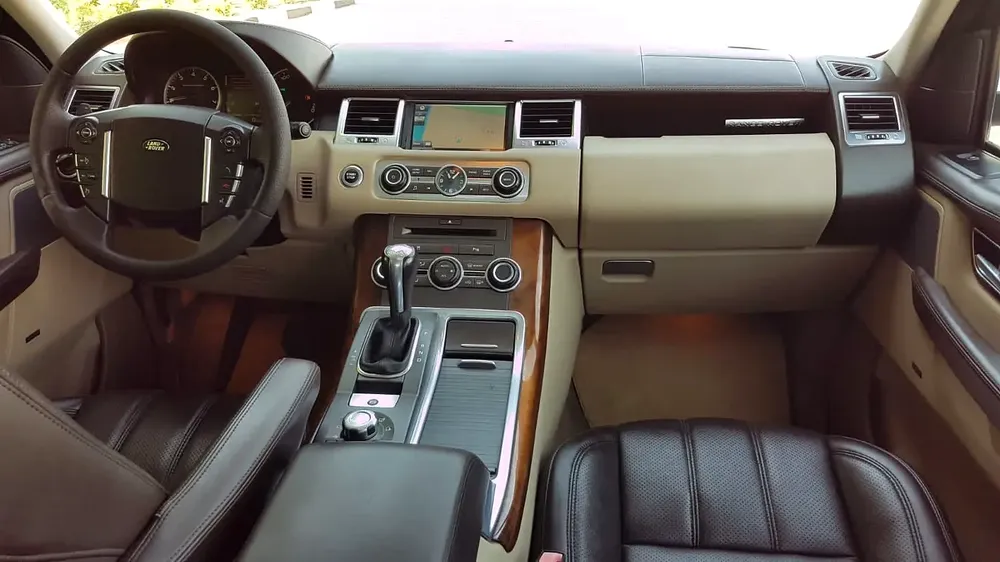 ELITE SLIVER RANGE ROVER SPORT SUPERCHARGE •• FULLY LOADED.••V8 •• GCC •• LOW MILEAGE - Image 17