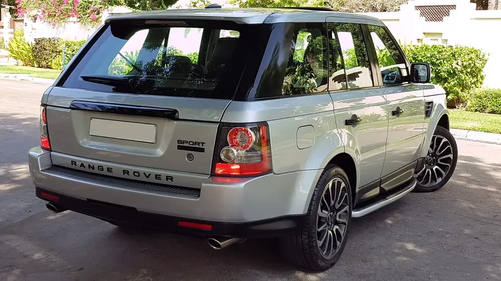 ELITE SLIVER RANGE ROVER SPORT SUPERCHARGE •• FULLY LOADED.••V8 •• GCC •• LOW MILEAGE - Image 4