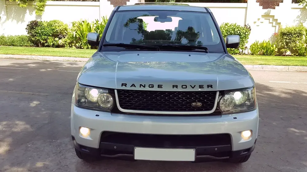 ELITE SLIVER RANGE ROVER SPORT SUPERCHARGE •• FULLY LOADED.••V8 •• GCC •• LOW MILEAGE - Image 5