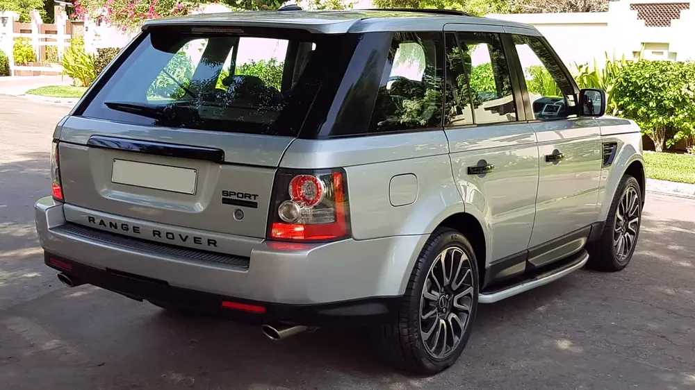 ELITE SLIVER RANGE ROVER SPORT SUPERCHARGE •• FULLY LOADED.••V8 •• GCC •• LOW MILEAGE - Image 9